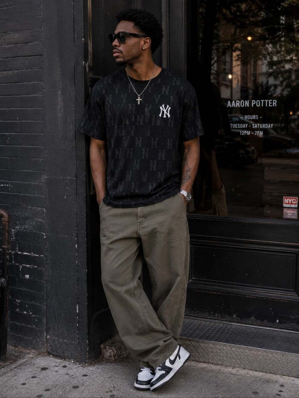 New York Yankees Men’s Medium Black Tonal Monogram MLB Graphic T-Shirt